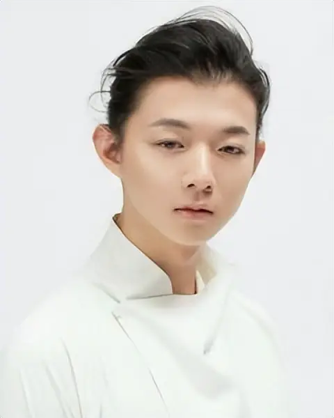 霍尊感情丑闻影响_年底黑料明星扎堆复出,_霍尊复出近况