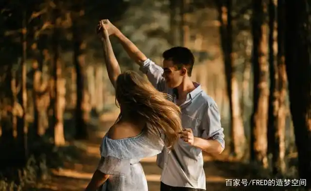 情侣摄影姿势分享_情侣摄影创意_100种姿势摆拍双人